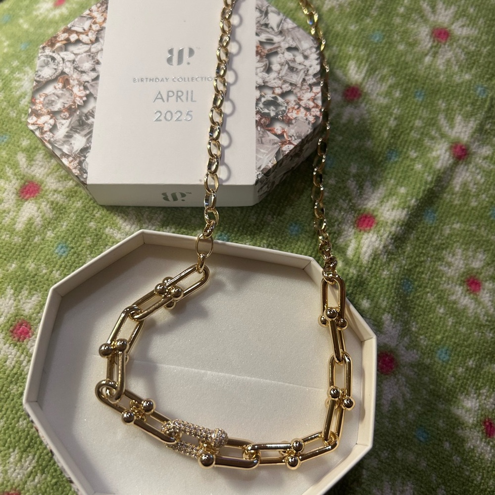 Gold Chunky Link Necklace with Modern Design
